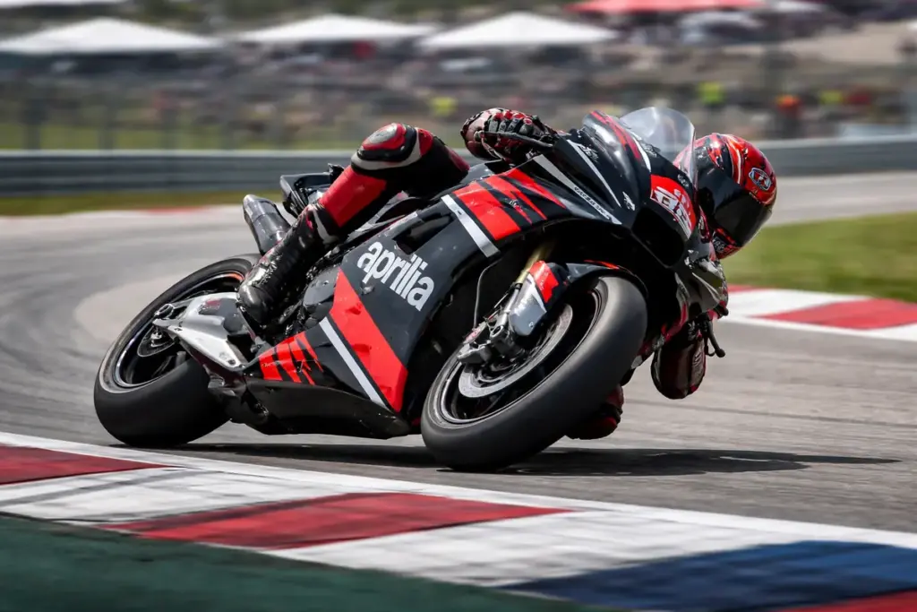 moto Aprilia in curva