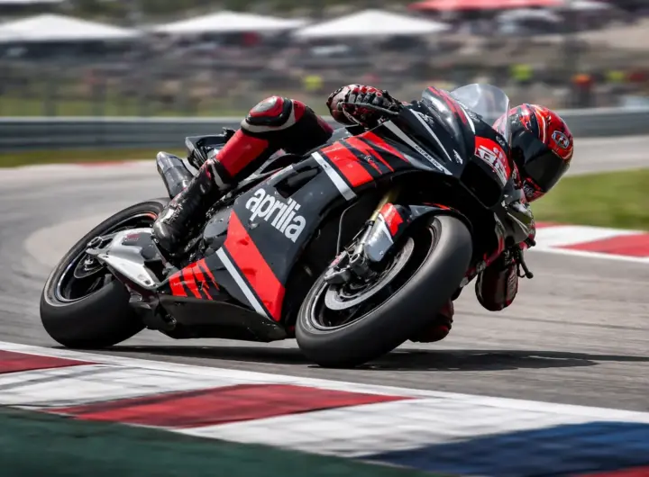 moto Aprilia in curva