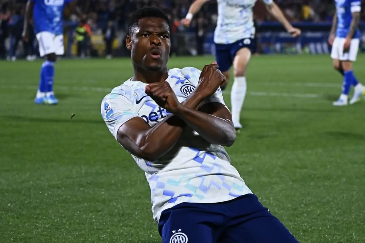 Dumfries esulta dopo il gol al Como