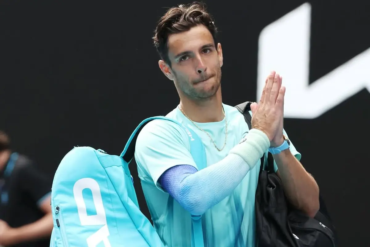 Musetti ringrazia il pubblico dopo il ritiro agli Australian Open