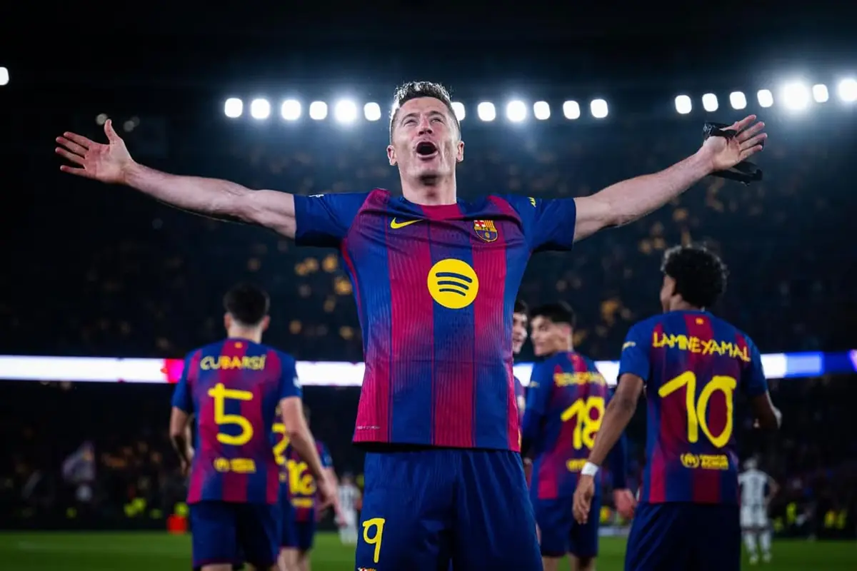 Robert Lewandowski esulta dopo un gol con il Barcellona